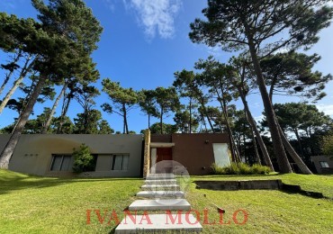 Casa en venta 5 ambientes en barrio Alamos, Pinamar con cochera