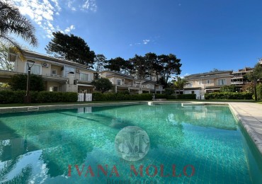 Triplex en venta 4 ambientes en Pinamar con pileta 