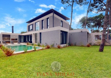 Casa en venta 6 ambientes en Barrio Pioneros, Pinamar con pileta