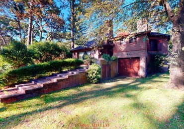 Casa en venta 5 ambientes en Carilo con pileta